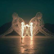 Deux adultes se tournent le dos alors que leurs enfants intérieurs sont lumineux et communiquent ensemble.